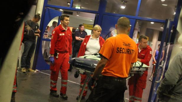 Sanitäter kümmerten sich in der Welser Rotax-Halle um Jugendliche, die zu tief ins Glas geschaut hatten.