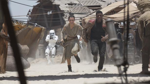 Die neue, vielseitigere Generation an „Star Wars“-Helden läuft sich warm: Daisy Ridley als Rey – eine Entdeckung! – und John Boyega als desertierter Stormtrooper Finn 