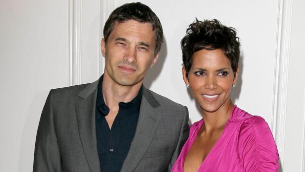 Halle Berry posiert mit Olivier Martinez auf einem Foto.