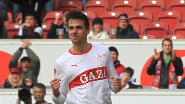 Ein Fußballspieler des VfB Stuttgart jubelt vor der Tribüne.