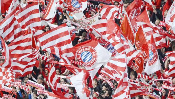 dapdFans of FC Bayern Munich celebrate prior to beginning the German soccer cup final between Borussia Dortmund and FC Bayern Munich in the Olympic stadium in Berlin, Saturday, May 12, 2012. (Foto:Jens Meyer/AP/dapd) - NO MOBILE USE UNTIL 2 HOURS AFTER T Fans schwenken rot-weiße Fahnen des FC Bayern München.