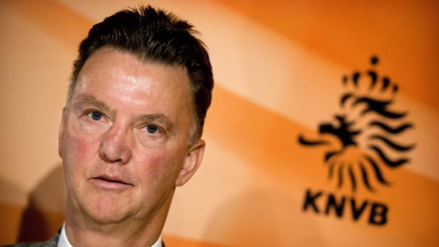 Louis van Gaal vor einem orangefarbenen Hintergrund mit dem KNVB-Logo.