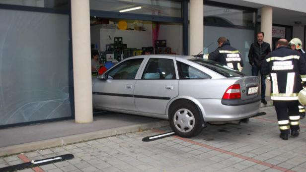 Mit Auto durch Glasscheibe mitten ins Geschäft gefahren