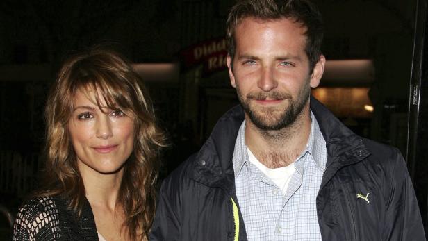 Jennifer Esposito und Bradley Cooper posieren zusammen.