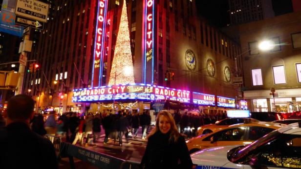 Elisabeth Ponzer vor der Radio City Hall in New York: Neben Vokabeln lernen macht sie viel Sightseeing...