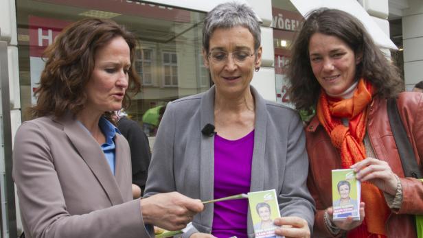 Grüner EU-Wahlkampf am Linzer Taubenmarkt: Glawischnig, Lunacek und Maria Buchmayr (v. li.)