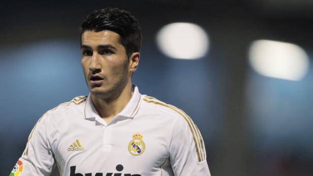 Ein Fußballspieler im Trikot von Real Madrid.