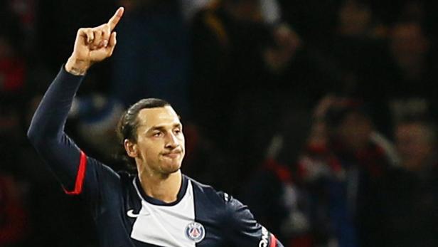 Zlatan Ibrahimović jubelt mit erhobenem Zeigefinger.