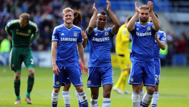 Mehrere Fußballspieler des FC Chelsea applaudieren auf dem Spielfeld.