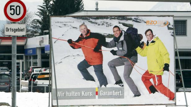 Ein Wahlplakat des BZÖ mit drei Männern, die an einem Seil im Schnee ziehen.