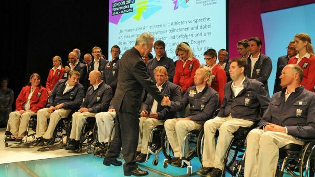 Eine Gruppe von Athleten der Paralympics London 2012 auf einer Bühne.
