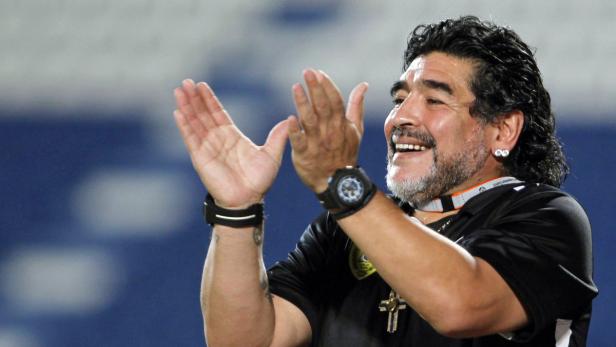 Diego Maradona klatscht lächelnd in die Hände.