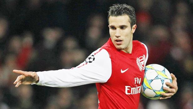 Robin van Persie im Trikot von Arsenal mit einem Fußball in der Hand.