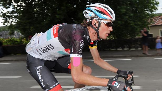 Ein Radrennfahrer des Teams Leopard-Trek während eines Rennens.