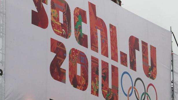 Ein Banner mit der Aufschrift „Sochi 2014“ und den olympischen Ringen.