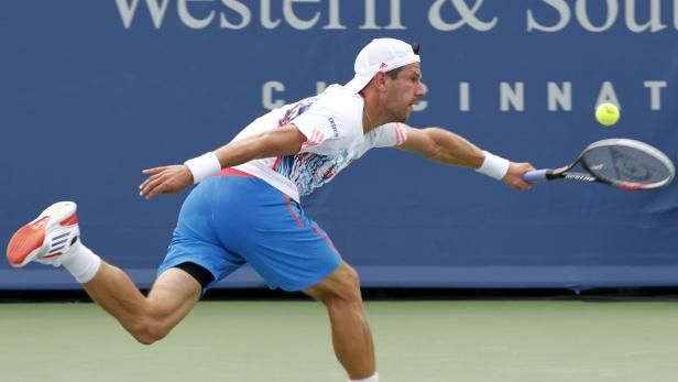 Ein Tennisspieler schlägt einen Ball während eines Matches in Cincinnati.