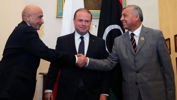 Parlamentspräsident von Tripolis, Nuri Abu Sahmain (re.) schüttelt Aguila Saleh Issa el-Obeidi, dem Vorsitzenden des Abgeordnetenrates die Hand (vor Maltas Premier Muscat).