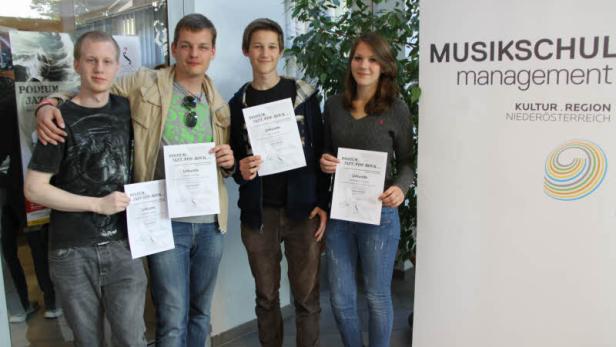 Vier junge Leute halten Urkunden der Musikschule Management in der Hand.