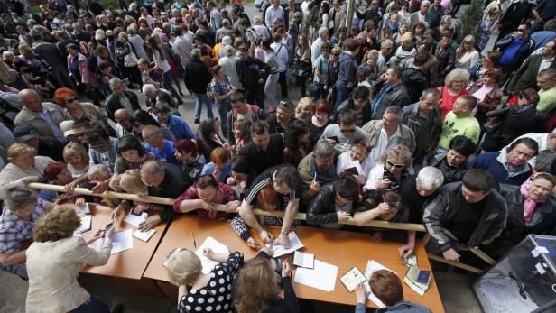 Die Wahlkommission in Donezk hat ihr Ziel erreicht: Wer angestürmt kam, auch ohne gültigen Eintrag in der Wählerliste, durfte abstimmen.