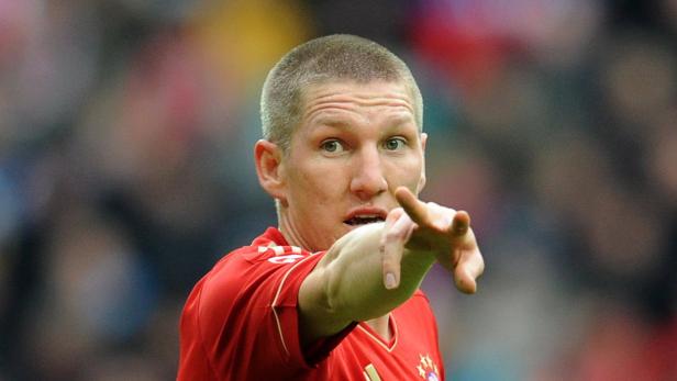 Bastian Schweinsteiger zeigt mit dem Finger auf etwas.
