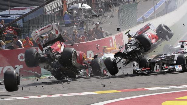 Mehrere Formel-1-Autos sind in einen Unfall auf der Rennstrecke verwickelt.