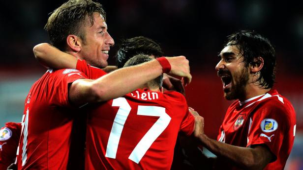 Österreichische Fußballspieler feiern gemeinsam ein Tor.