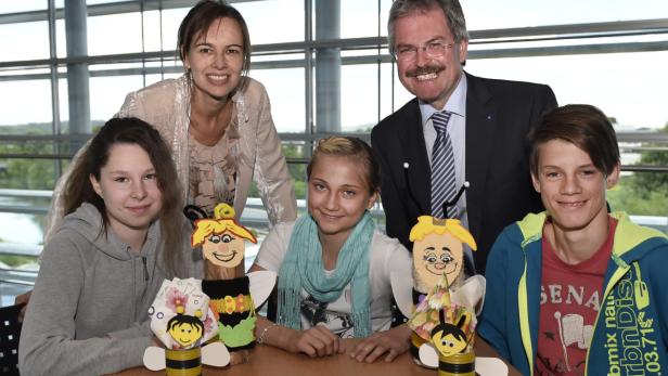 Andrea Macho, Anja Strohmayer, Lukas Hinterhager präsentierten ihr Projekt &quot;Bienen und deren Bedrohung&quot; Ministerin Sophie Karmasin und Landesrat Karl Wilfing