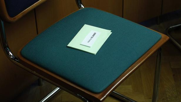 REUTERSA sign marks the seat of former BAWAG P.S.K. bank CEO Helmut Elsner in a courtroom before the beginning of a rerun of BAWAG trial in Vienna May 2, 2012. Elsner who did not appear on Tuesday because of health problems, is accused of committing or ai Bawag-Prozess: Elsner in Münchner Klinik