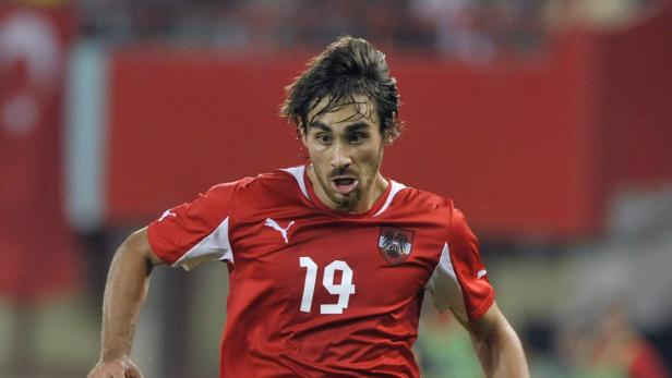 Ein österreichischer Fußballspieler mit der Nummer 19 auf seinem roten Trikot.