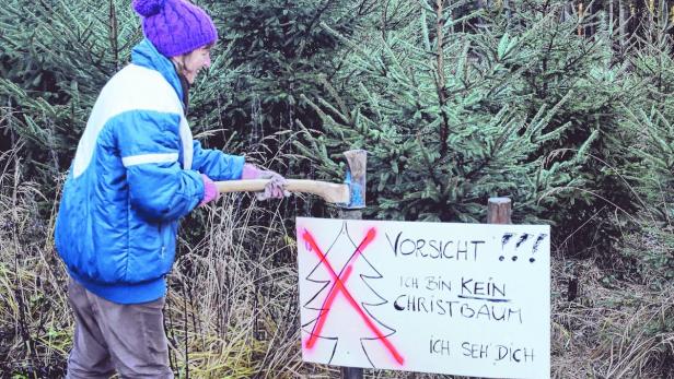 Forstbesitzerin Brigitte Weinberger aus Schalchen, OÖ, beim Aufstellen der Warnschilder in ihrem Jungwald