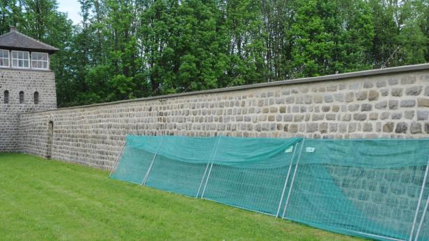 Die Schmierereien auf der Mauer der KZ-Gedenkstätte wurden verhüllt.