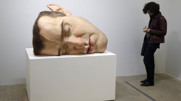 Ron Mueck - hier das Werk &quot;Mask II&quot; (2002) - stellt 2016 im Theseustempel aus