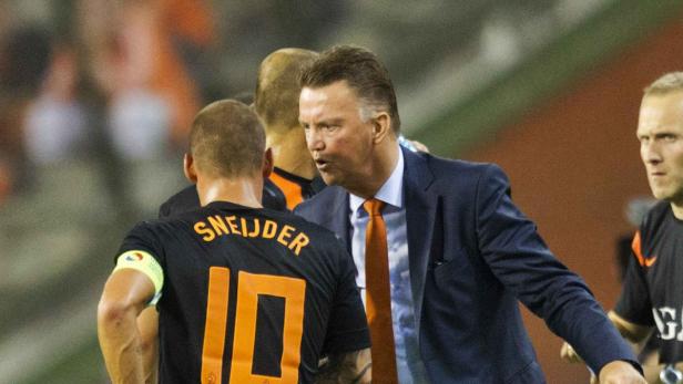 Louis van Gaal spricht mit Wesley Sneijder während eines Fußballspiels.