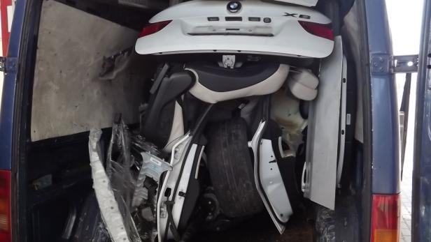 Ein Lieferwagen ist voll mit gebrauchten BMW X6-Autoteilen.