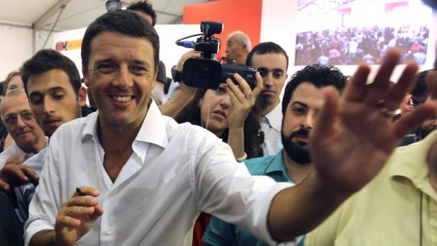 ReutersDemocratic party (PD) member and mayor of Florence Matteo Renzi waves as leaves a meeting in Bologna, central Italy, September 10, 2012. REUTERS/Giorgio Benvenuti (ITALY - Tags: POLITICS) Jungstar aus Florenz bringt frischen Wind
