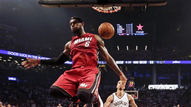 LeBron James von Miami Heat beim Dunking während eines Playoff-Spiels.