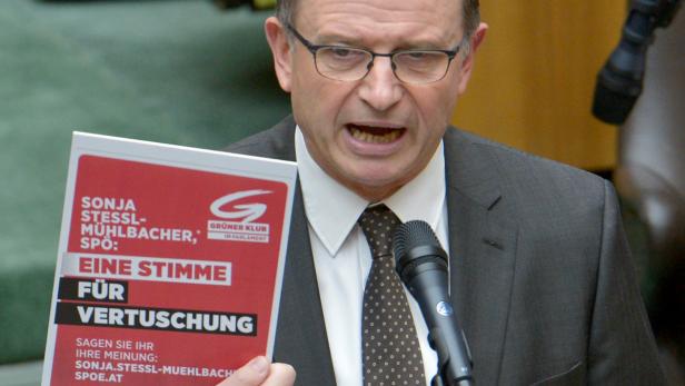 APA/ROLAND SCHLAGERAPA9850706 - 17102012 - WIEN - ÖSTERREICH: ÖVP-Kef Karl Karlheinz Kopf mit einem Inseratensujet der Grünen im Raeien einer Sitzung des Nationalrates am Mittwoch, 17. Oktober 2012, im Parlament in Wien. APA-FOTO: ROLAND SCHLAGER Schrilles Requiem für U-Ausschuss