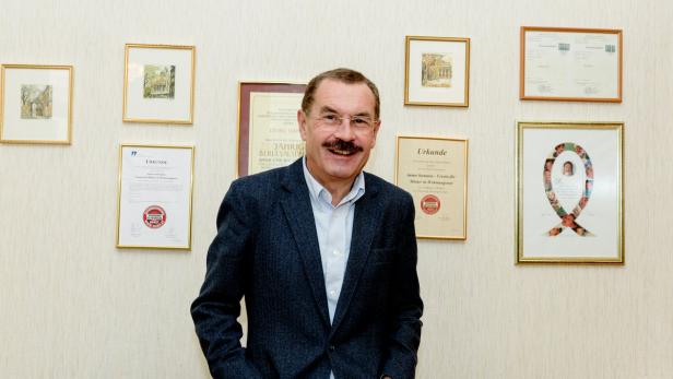 Georg Slawik, Gründer des Vereins, betreut in Not geratene Familien.