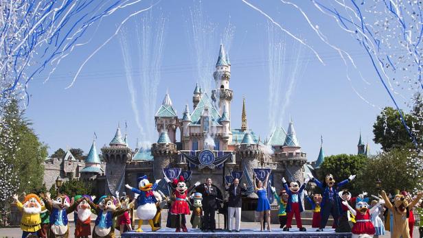 Disneyland feiert Jubiläum mit Disney-Figuren und Feuerwerk vor dem Dornröschenschloss.