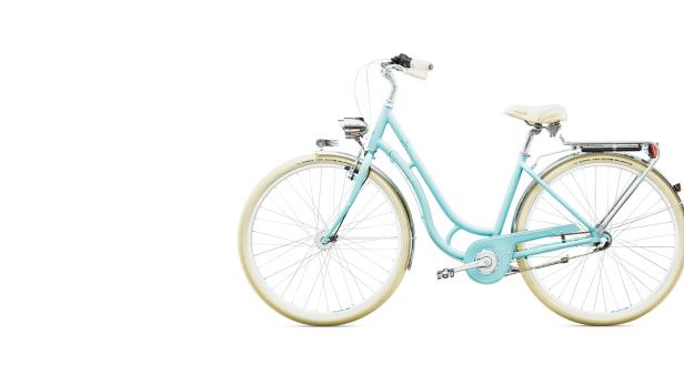 Ein hellblaues Damenfahrrad mit Gepäckträger vor einem weißen Hintergrund.
