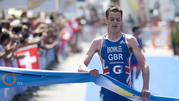 Triathlet Alistair Brownlee überquert die Ziellinie bei einem Triathlon-Wettbewerb.