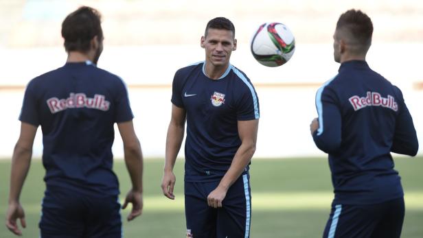 Ein Fußballspieler von Red Bull jongliert mit einem Ball.