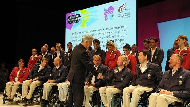 Mitglieder des österreichischen Paralympics-Teams werden auf einer Bühne begrüsst.