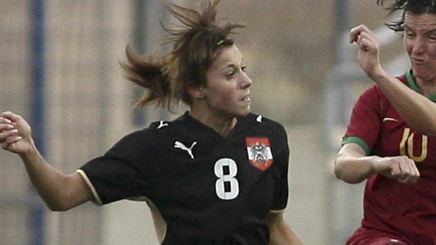 Eine österreichische Fußballspielerin im Duell mit einer Gegenspielerin.