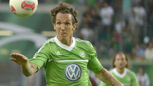 Ein Fußballspieler des VfL Wolfsburg bei einem Spiel.