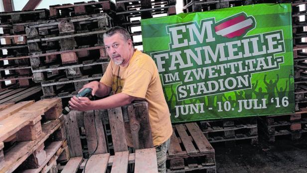 Organisator Christian Straus beim Aufbau der EM-Fanzone in Zwettl.