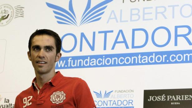 Alberto Contador posiert vor einem Banner seiner Stiftung.
