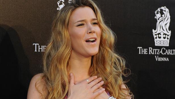 Joss Stone posiert vor dem Ritz-Carlton in Wien.