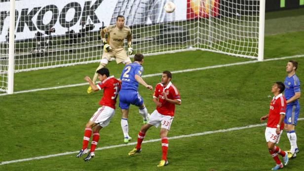 Fußballspieler kämpfen um den Ball vor dem Tor.