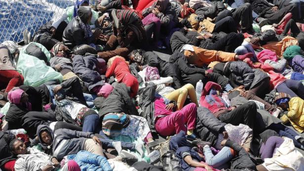 Am Ende ihrer Kräfte: Überlebende Migranten. Italien rettete heuer schon 28.000 Bootsflüchtlinge.